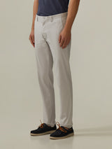 Calças chino slim fit em sarja