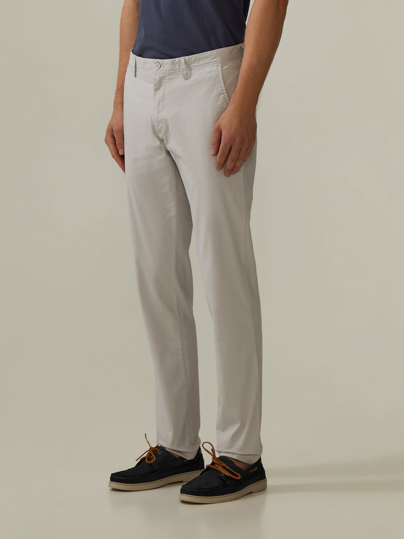 Calças chino slim fit em sarja