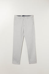 Calças chino slim fit em sarja