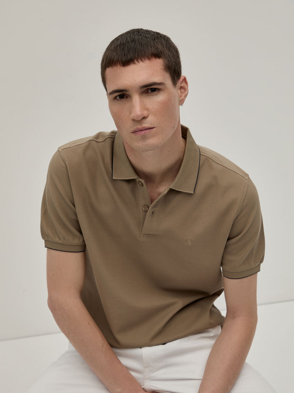 Polo piqué regular fit com risca