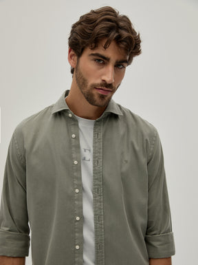 Camisa slim fit garment dye