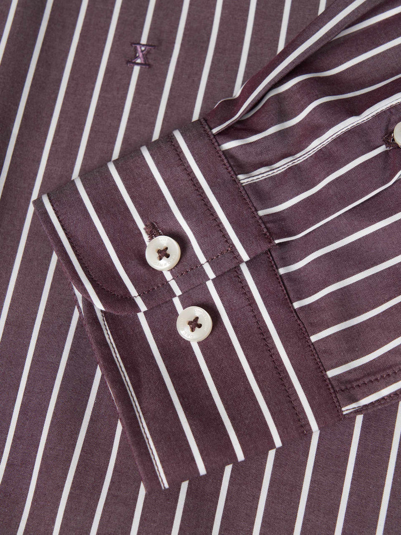 Camisa regular fit às riscas em popelina