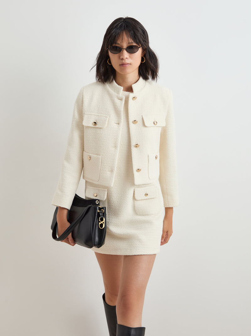 Casaco tweed curto com botões dourados