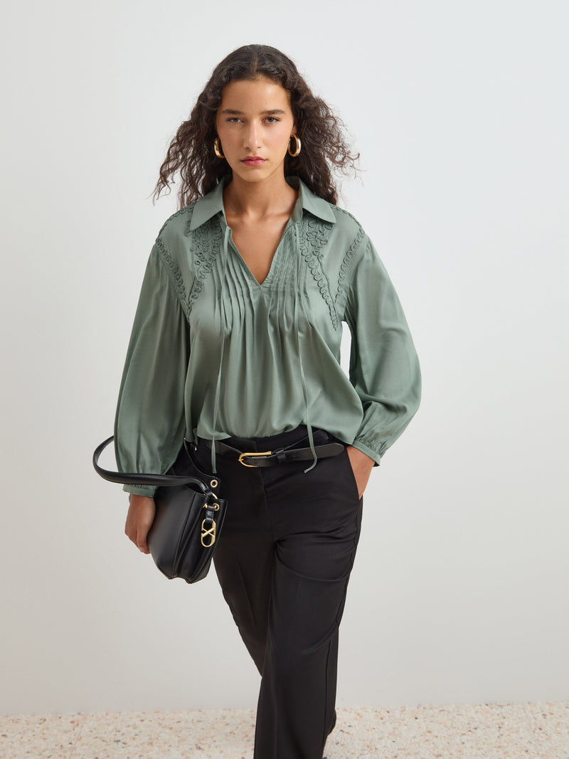 Blusa com bordado de manga comprida