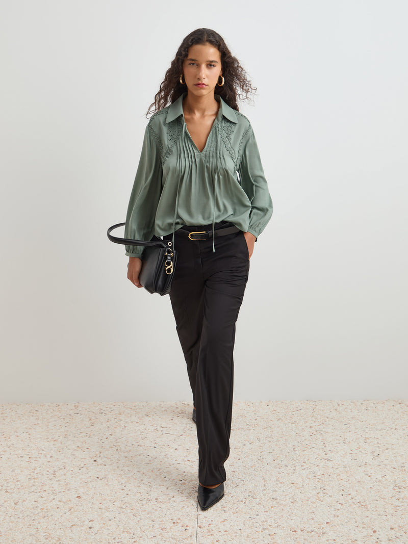 Blusa com bordado de manga comprida