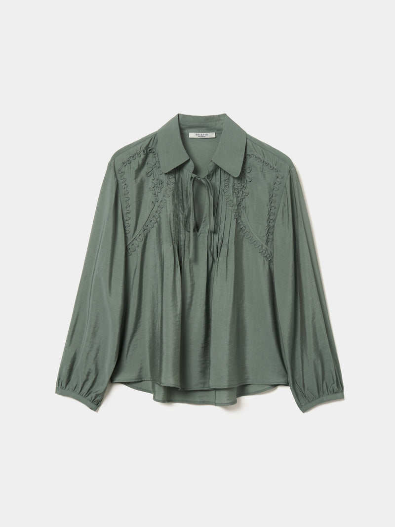 Blusa com bordado de manga comprida