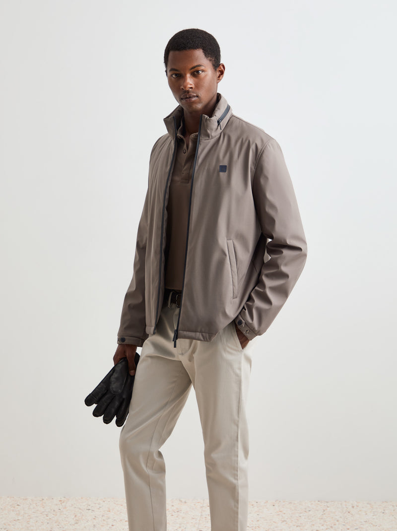 Blusão com capuz oculto