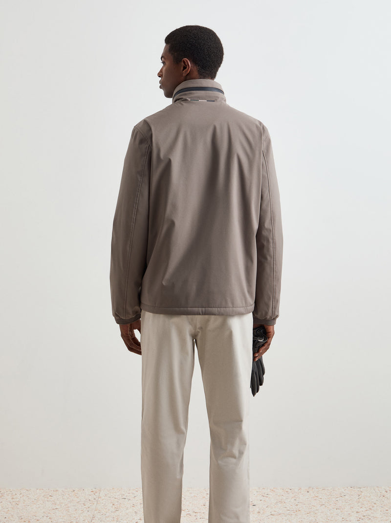 Blusão com capuz oculto