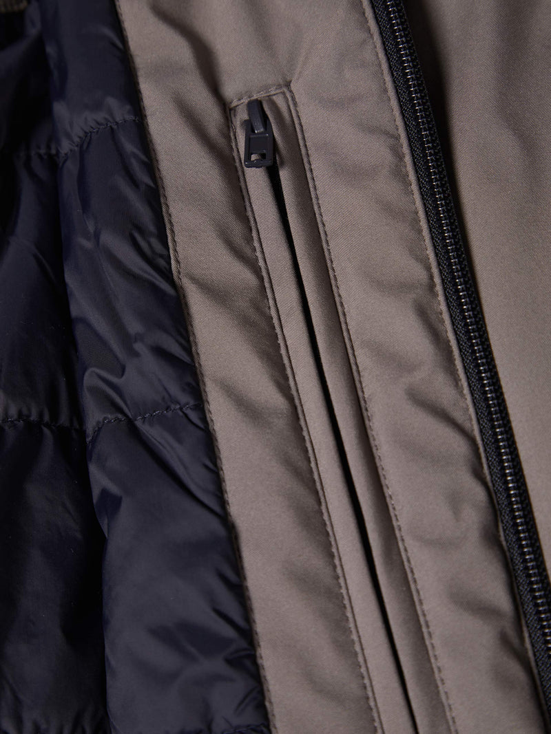 Blusão com capuz oculto