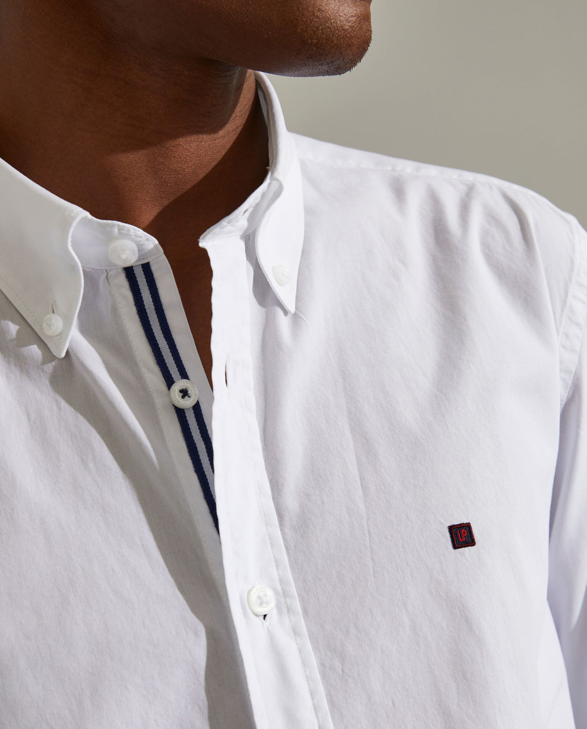 Camisa para homem slim fit de algodão com colarinho de dois botões