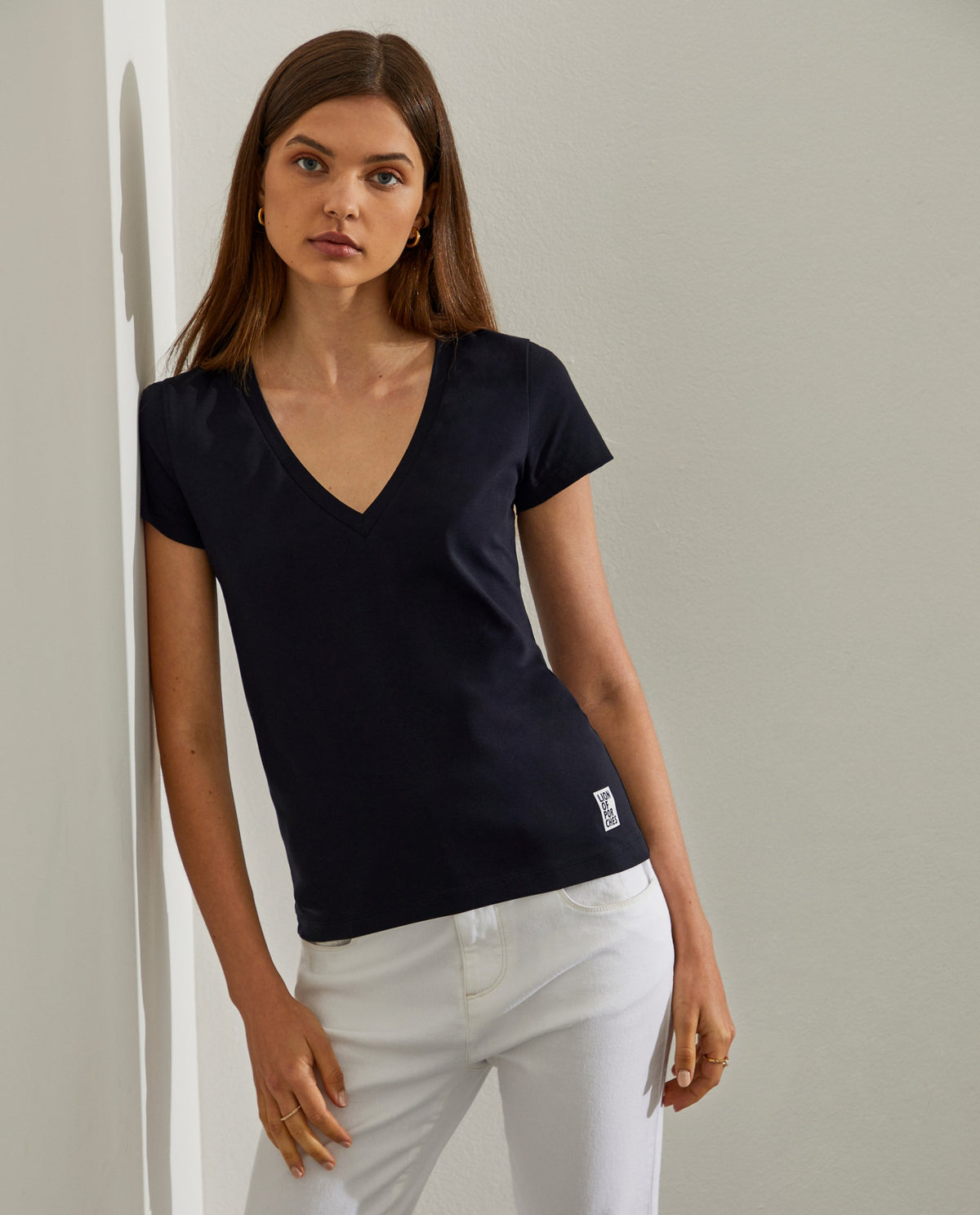 T-shirt para mulher em algodão stretch básica com decote em v