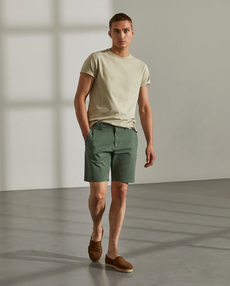 Bermudas para homem regular fit em sarja com bolsos