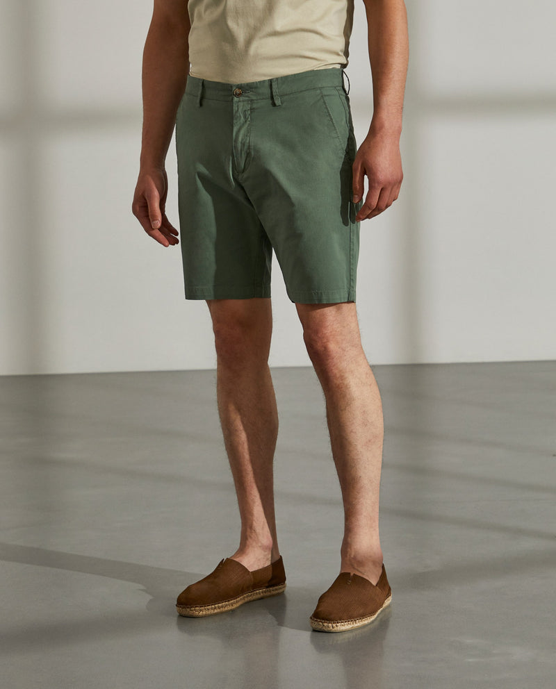 Bermudas para homem regular fit em sarja com bolsos