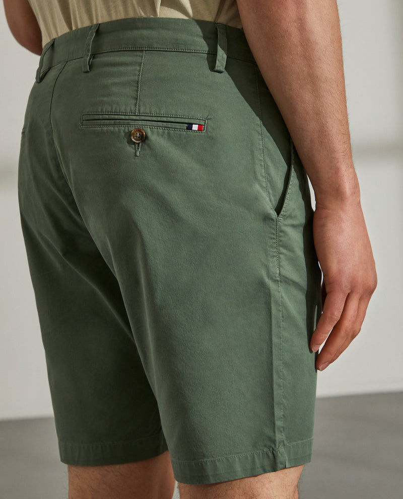 Bermudas para homem regular fit em sarja com bolsos