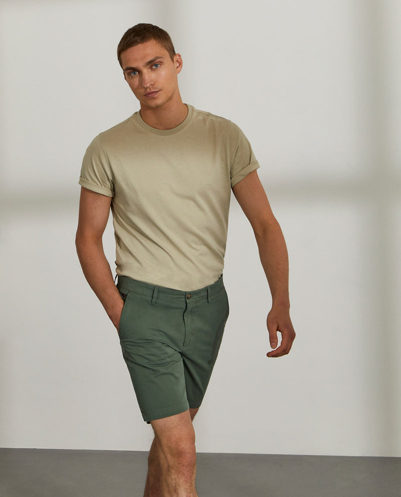 Bermudas para homem regular fit em sarja com bolsos